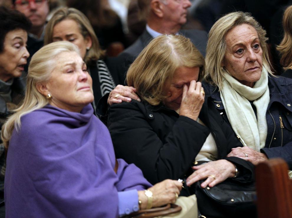 Mari Carmen García Fuster (dcha), amiga intima de la exalcaldesa de Valencia, Rita Barberá, ha acudido esta tarde a la Catedral de Valencia