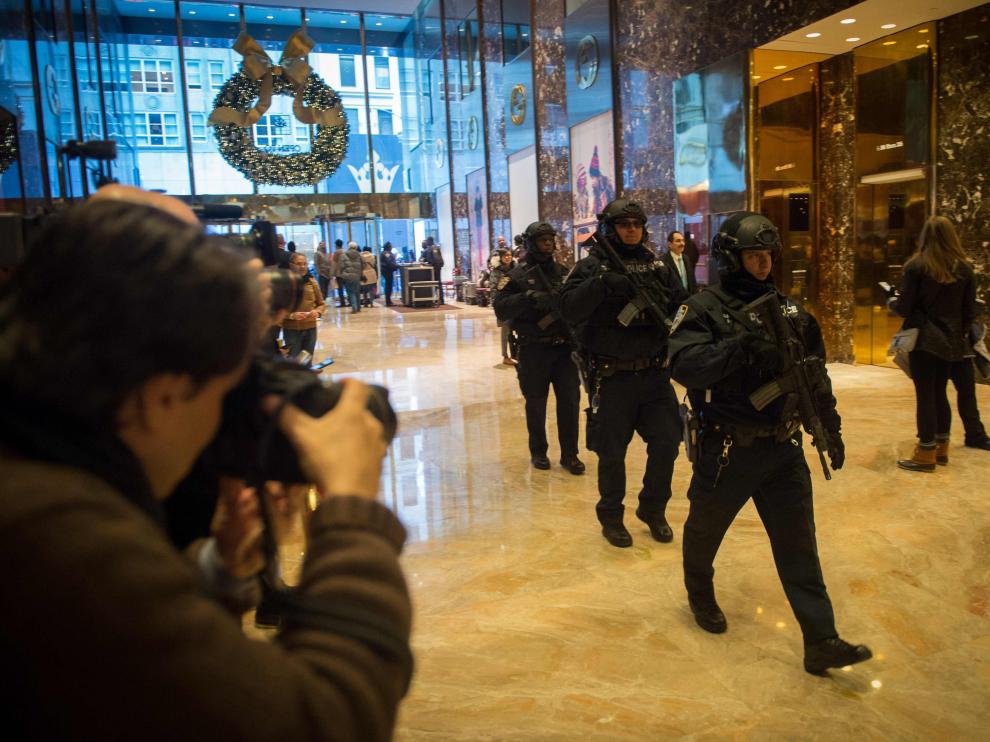 Policías estadounidenses, este jueves en la recepción de la Torre Trump.