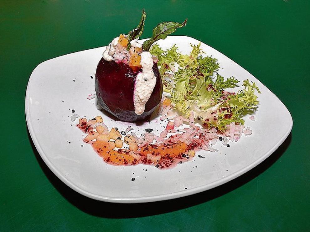 Remolachas rellenas de nabo, manzana y naranja a la crema.