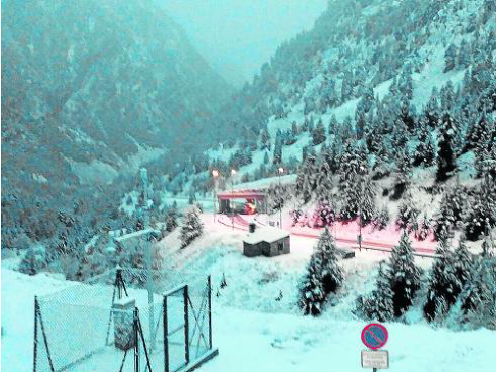 La nieve que cayó a primera hora de la tarde de ayer obligó a usar cadenas en la A-138, el acceso al túnel de Bielsa (cota 1.600).