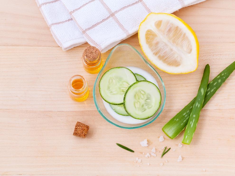 El pepino y el limón son dos de los productos que no deben faltar a la hora de hacer una buena mascarilla casera.