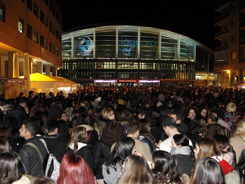 Miles de personas esperaban este jueves para entrar al concierto de Bieber.
