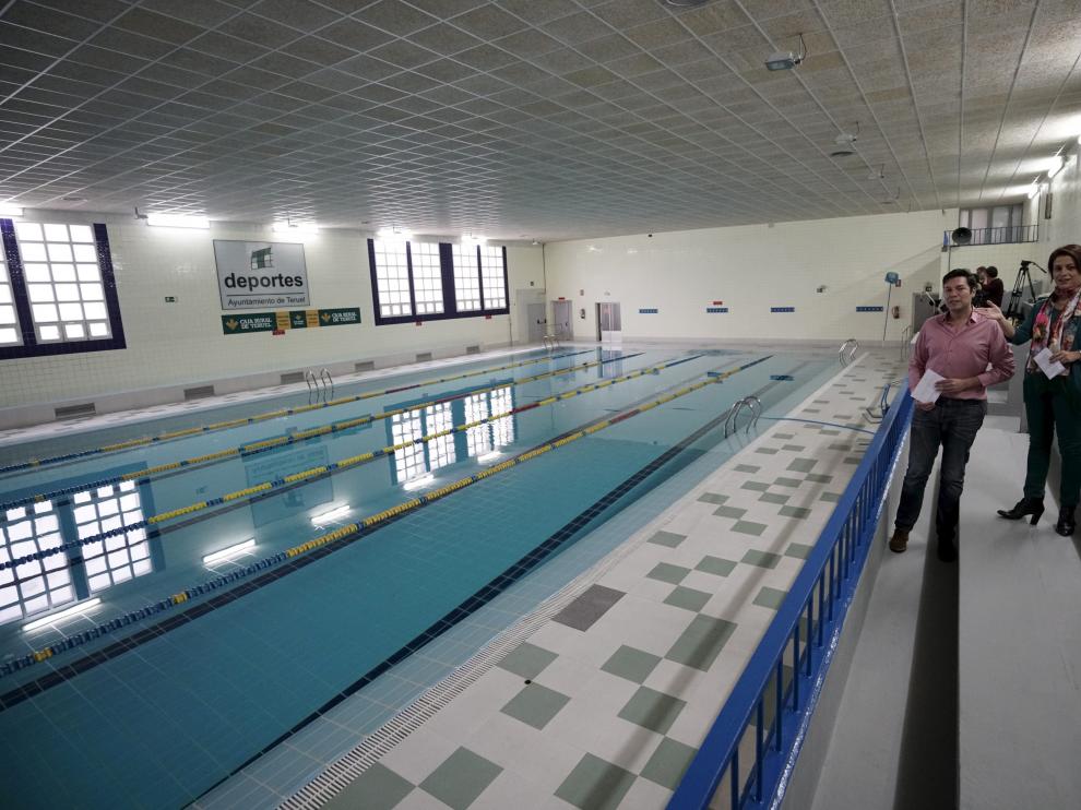 La alcaldesa, Emma Buj, y el concejal de Deportes, Javier Domingo, en la piscina reparada.