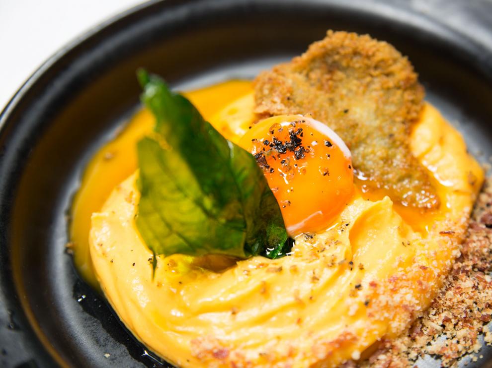 Orígenes: alcachofa crujiente con parmentier de boniato yema y ceniza ibérica.
