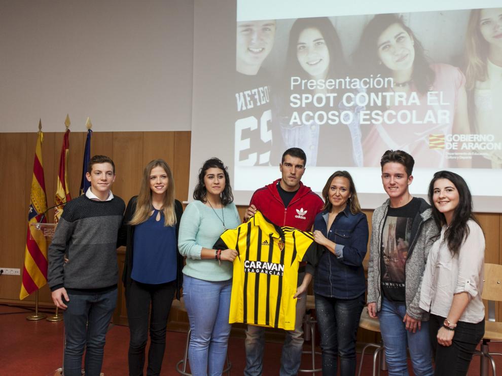 Zapater y Pérez posan con los cinco alumnos que participan en el spot promocional