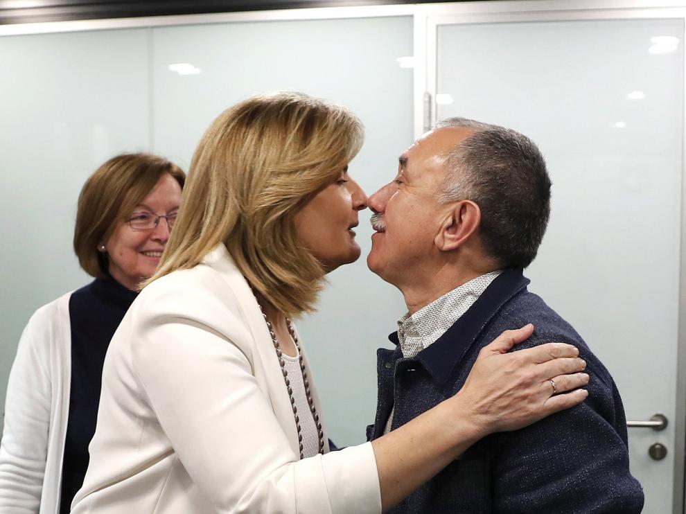 La ministra de empleo saluda al secretario general de UGT