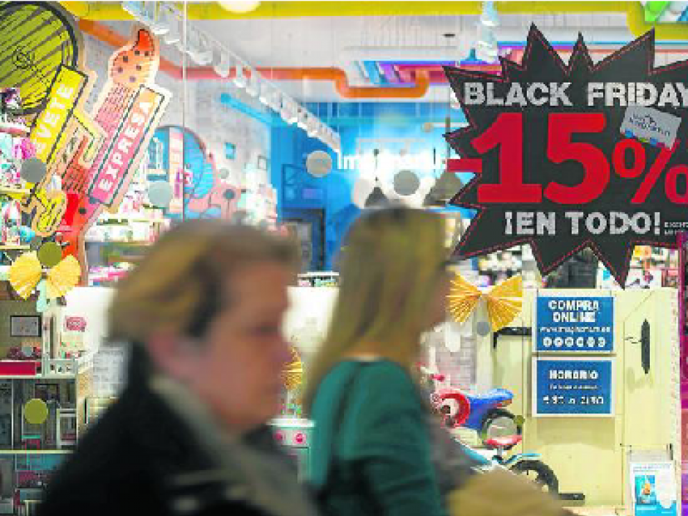 Las tiendas ya empiezan a mostrar anuncios de rebajas.