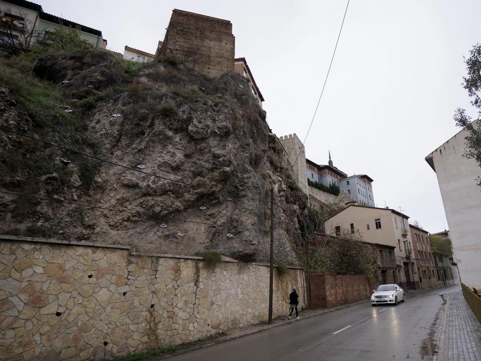 La calle Bajo los Arcos donde se proyecta el ascensor y, en la zona superior, los restos de la muralla.