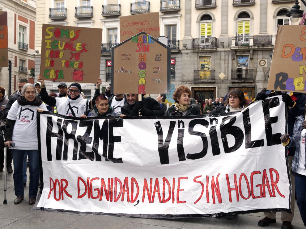 Cientos de personas sin hogar se han manifestado en Madrid para reclamar mayor dignidad y derechos.