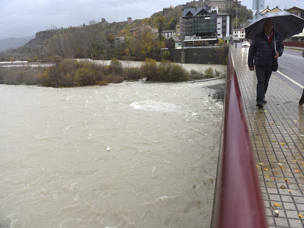 El río Ara, uno de los afectados por la crecida, a su paso por Aínsa.