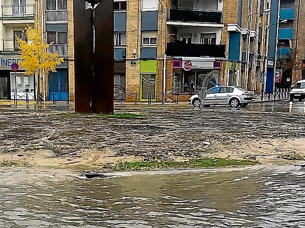 La rotonda de la avenida de Monegros se inundó