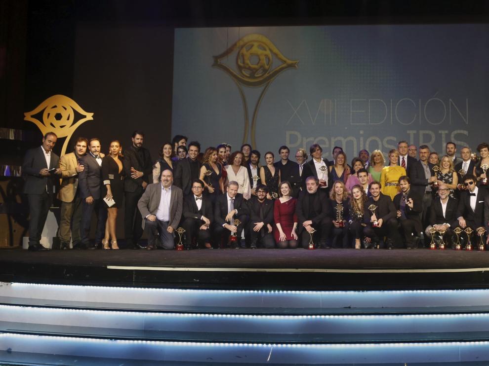 Foto de familia de todos los galaronados durante la gala de los premios Iris de la televisión