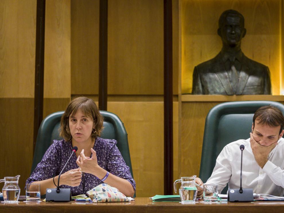 Los concejales de ZEC Teresa Artigas y Pablo Muñoz, en la comisión de pleno del pasado octubre.