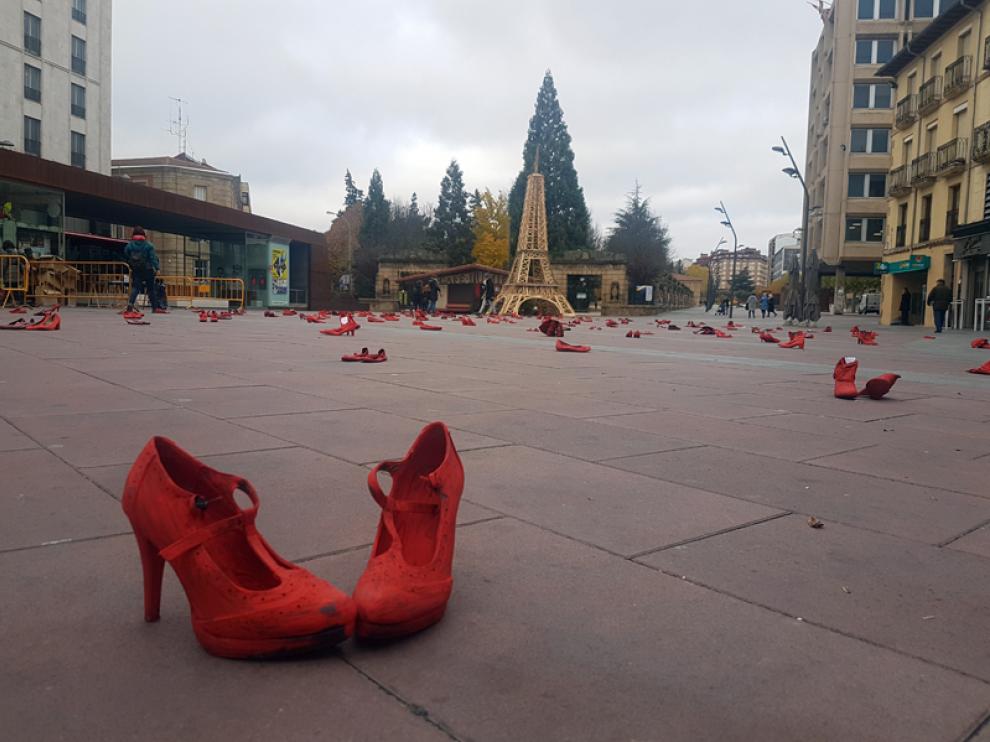 La plaza Mariano Granados se ha llenado de zapatos rojos en una iniciativa de concienciación contra la violencia de género del Ayuntamiento de Soria.