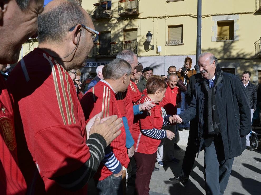 A su llegada, la Asociación de Disminuidos Psíquicos de la Cuenca Minera Central (ADIPCMI) le ha recibido entre aplausos vestidos con camisetas de la Selección Española de fútbol.