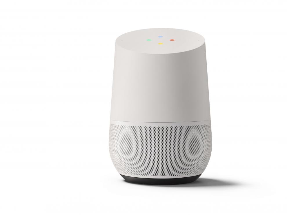 Google Home. El cerebro de Google para controlar el ho-gar inteligente es un asistente virtual metido dentro de un altavoz, que escucha constantemente al usuario, cumple sus deseos cuando se le pide algo y responde cuando le pregunta-mos. De momento solo se vende en EE. UU.