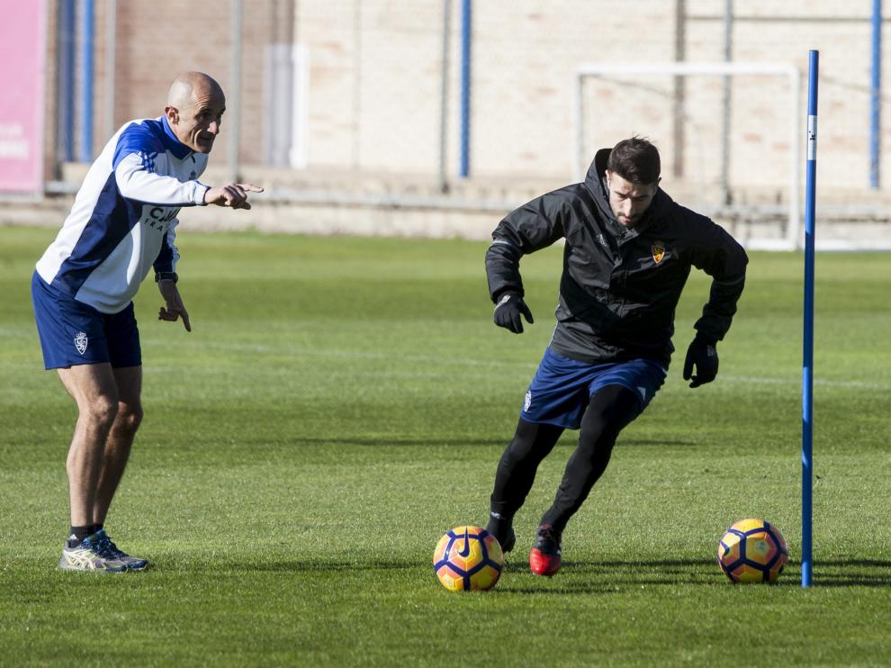 Cani sigue las instrucciones del preparador físico en el entrenamiento de ayer.