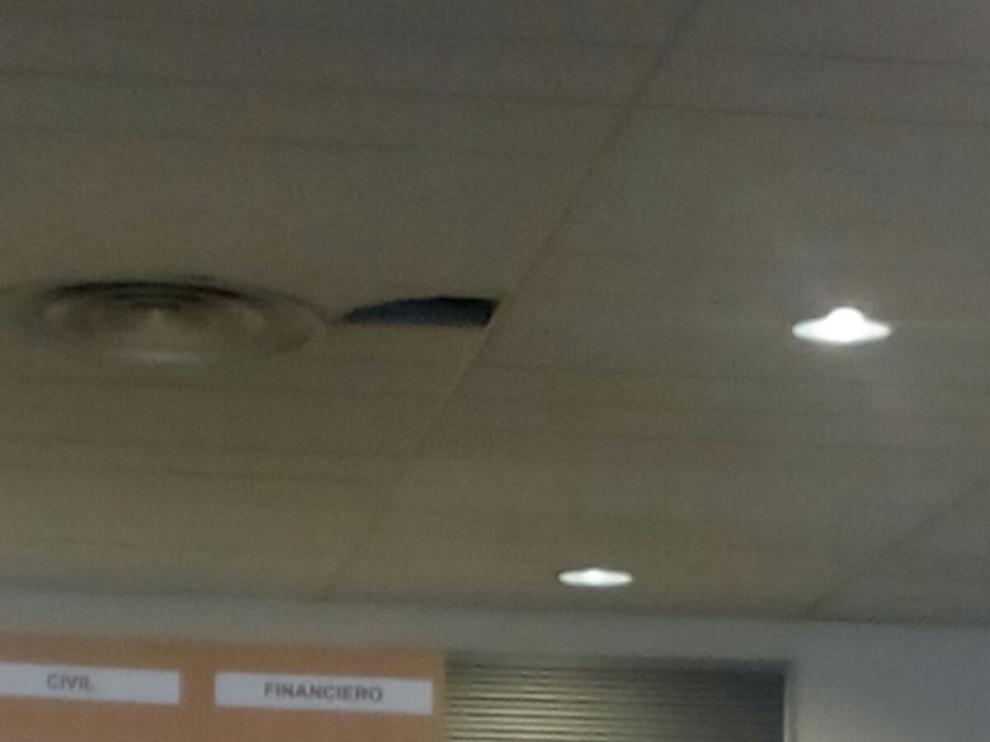 Techo caído en la biblioteca de Derecho.