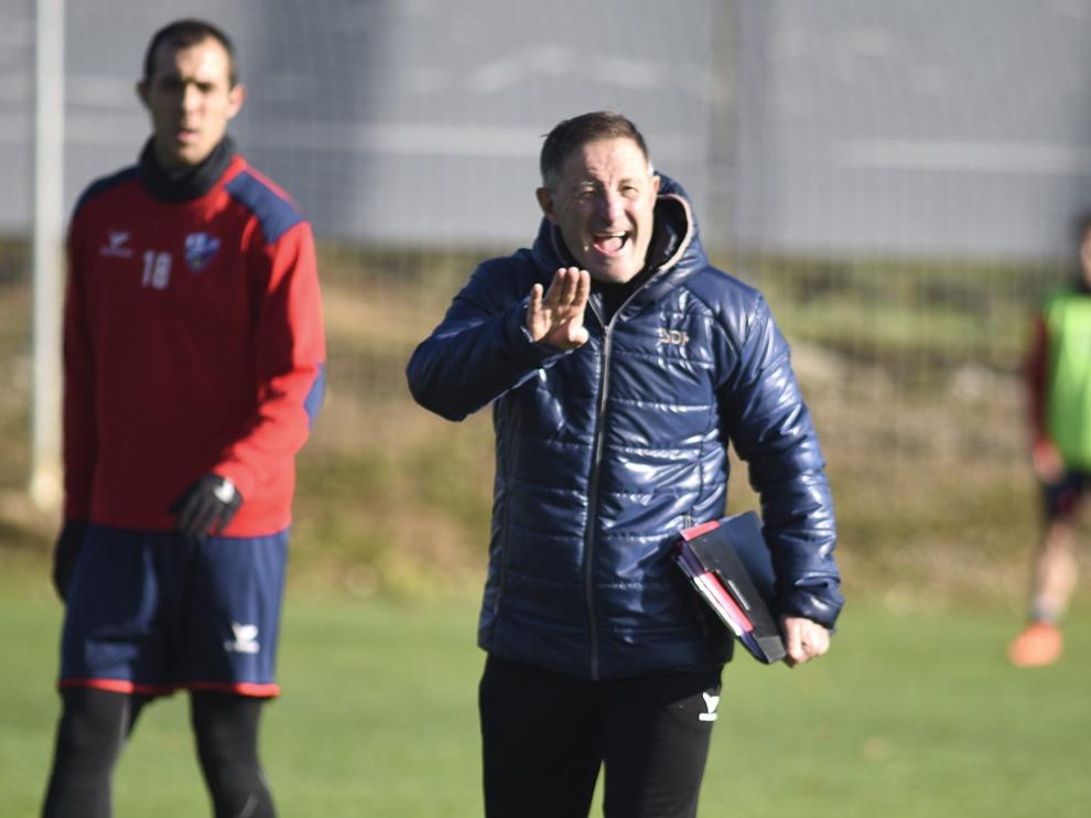 Anquela, dando instrucciones en el entrenamiento de ayer con la misma energía de siempre.