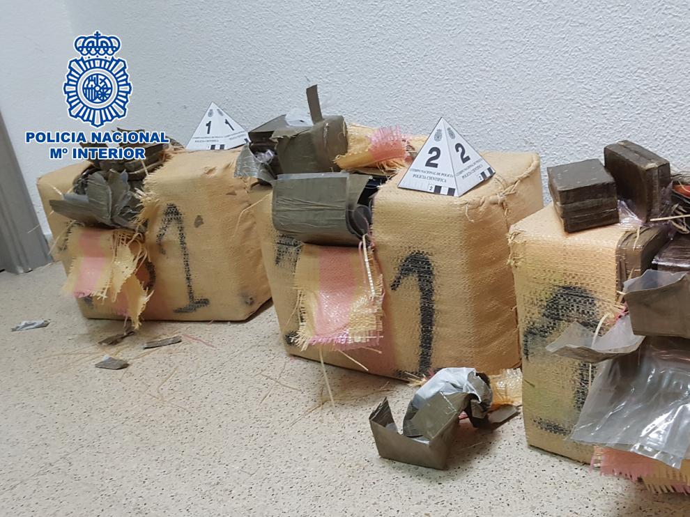 Fardos de la droga incautada.