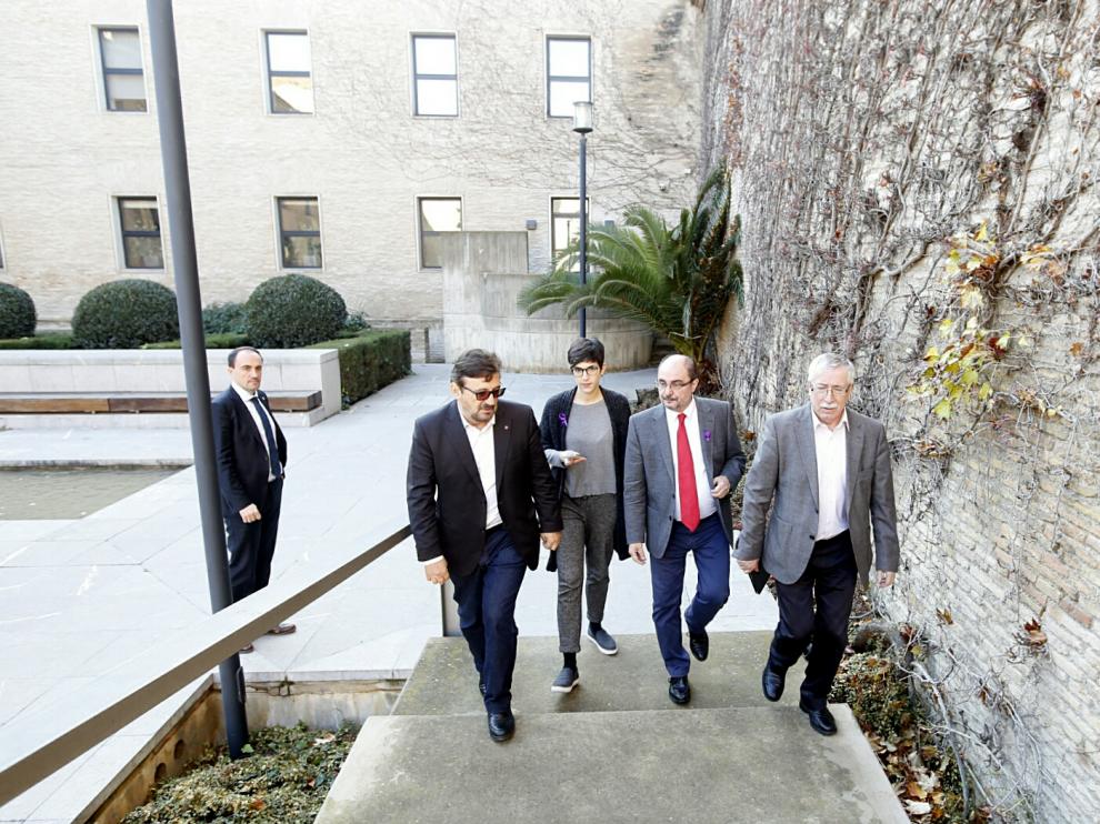 Julián Buey, Violeta Barba, Javier Lambán y Ignacio Fernández Toxo a su llegada a las Cortes.
