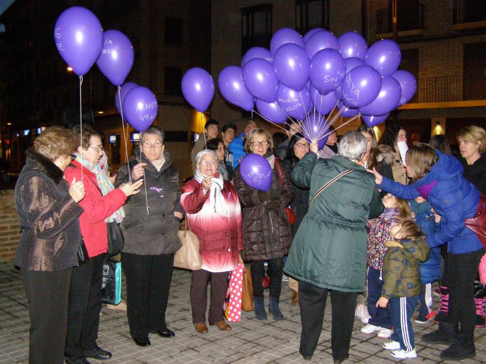 Durante el acto se han repartido globos morados con los nombres de las víctimas de este año.