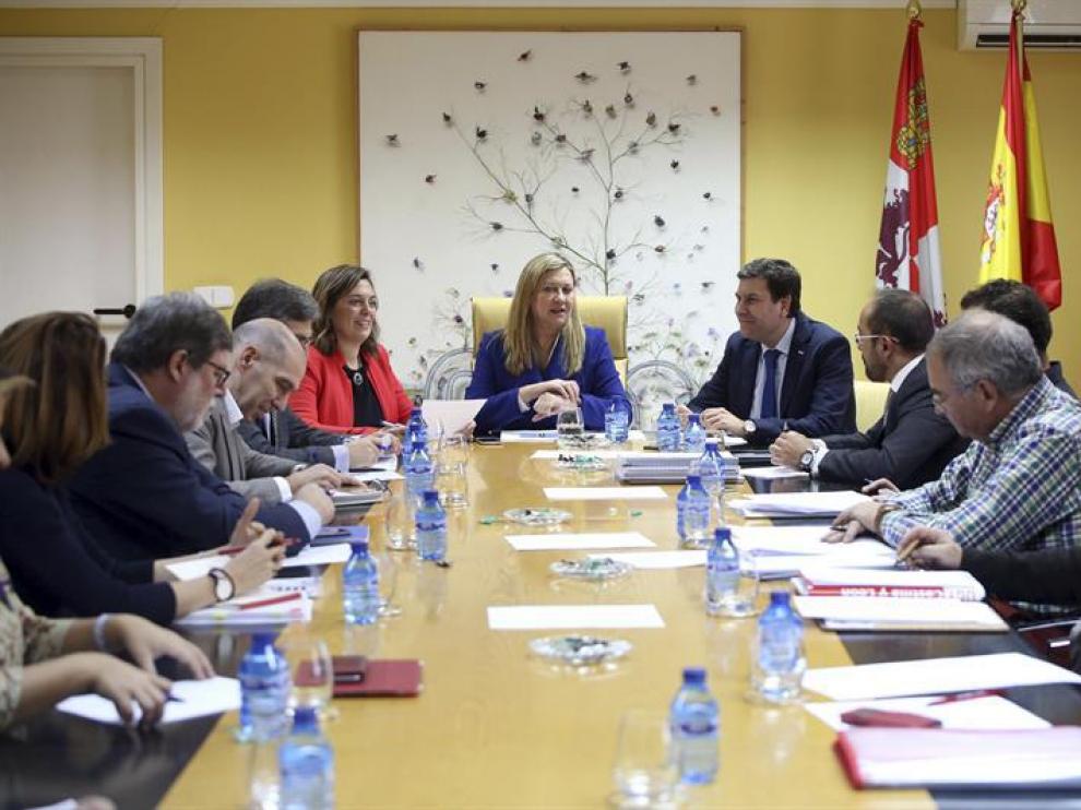 La consejera de Economía y Hacienda, Pilar del Olmo (c), preside una reunión de trabajo sobre el Plan de Dinamización de la Provincia de Soria, este viernes en Valladolid.