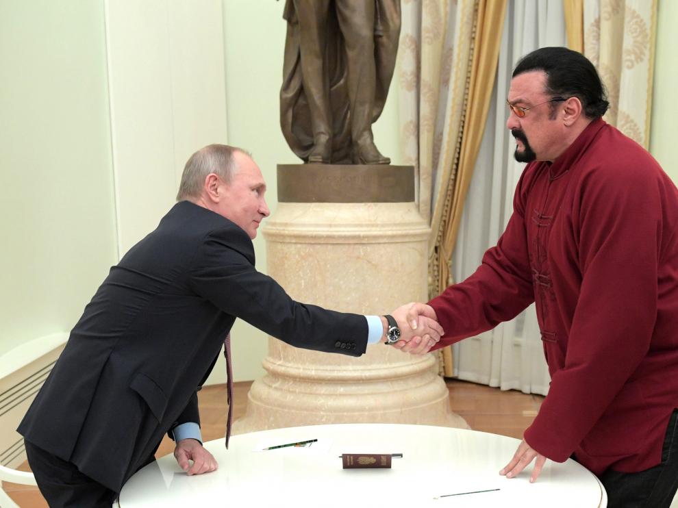 Putin entrega el pasaporte ruso al actor estadounidense Steven Seagal.