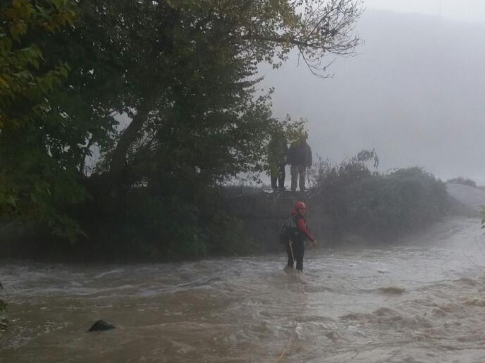 Rescatan a dos personas aisladas por la crecida del Ebro