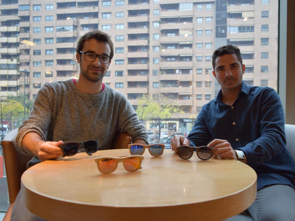 Sergi Bargo y Pedro Parroqué muestran parte de las gafas de madera que comercializan