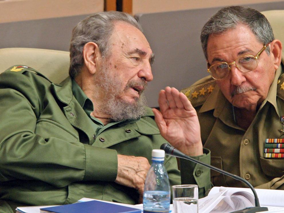 Fidel Castro, junto a su hermano Raúl