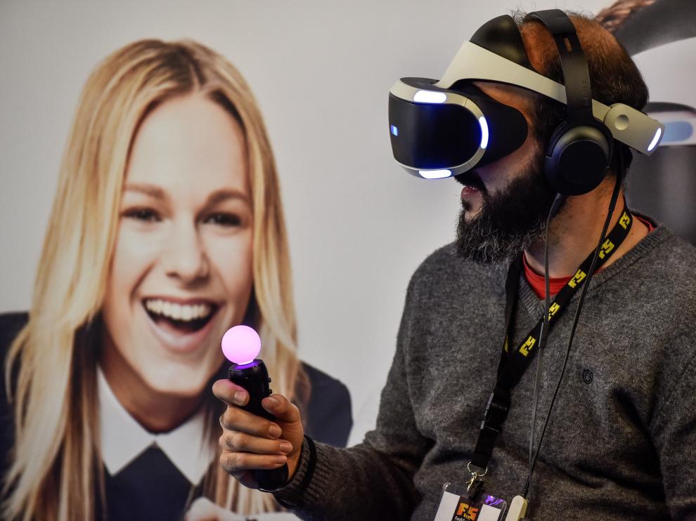 Un visitante prueba unas gafas de realidad virtual durante la primera jornada del Fun & Serious Game Festival,