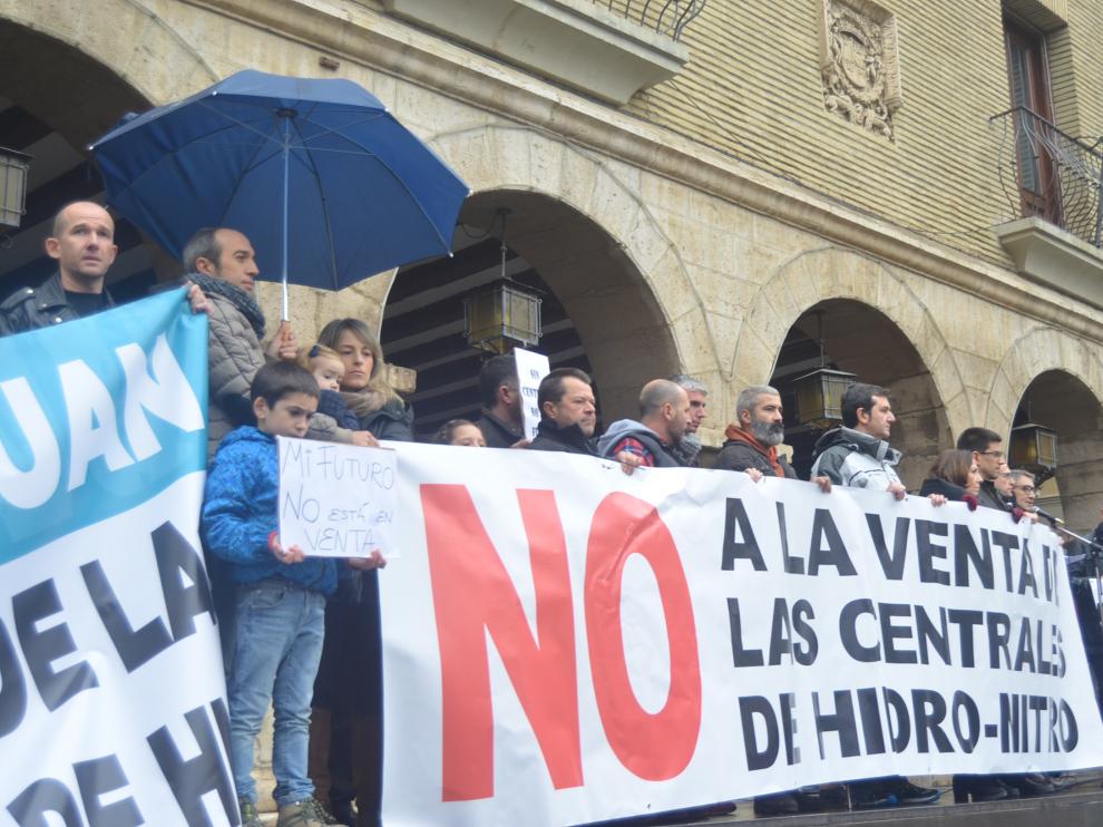 Monzón sale a la calle para rechazar la venta de las centrales de HNE.