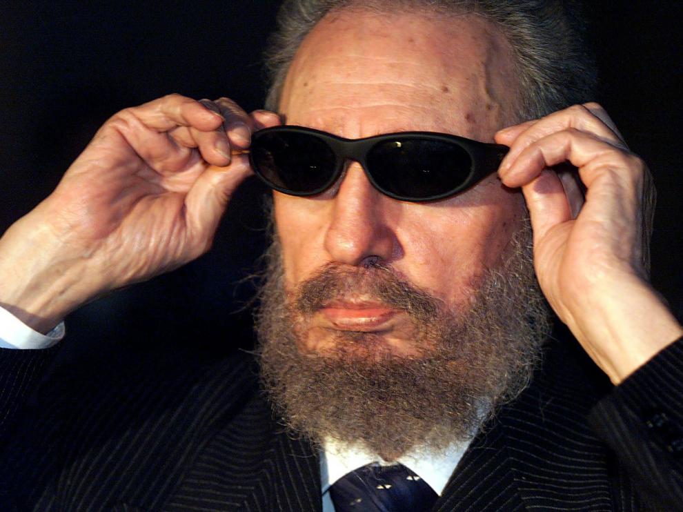 Fidel Castro se puso las gafas del programa 'Caiga quien caiga', en una imagen que fue muy popular en España