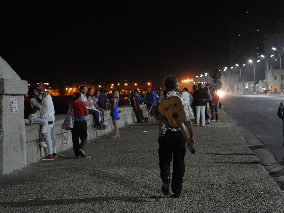 La gente ha comenzado a reunirse en el Malecón de La Habana al conocer la noticia