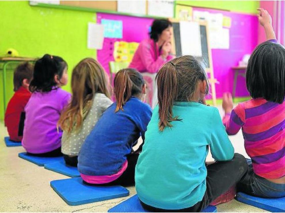 Los alumnos de infantil atienden durante una de las clases en el colegio Pío XII de Huesca.