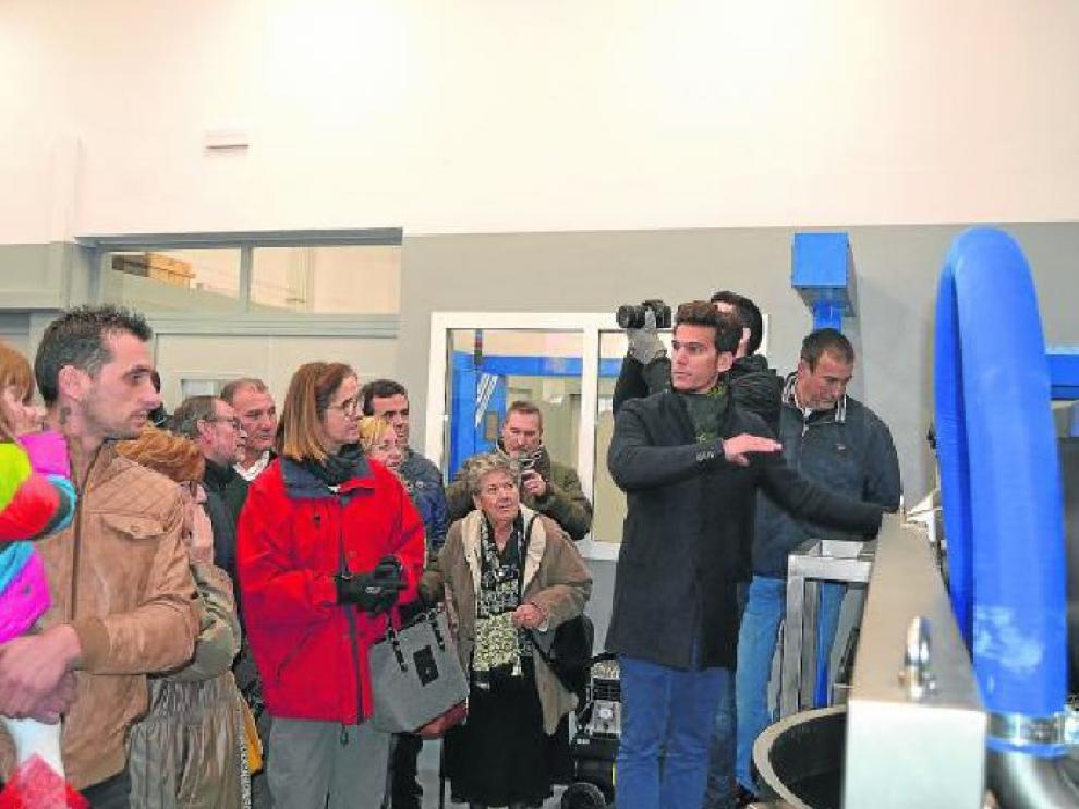 Los padrinos, llegados de toda España, conocieron ayer la nueva almazara en Oliete.
