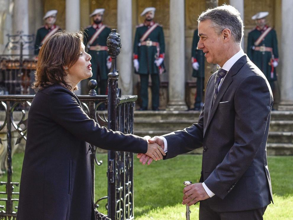 El lehendakari Iñigo Urkullu, saluda a Soraya Sáenz de Santamaría, Vicepresidenta del Gobierno