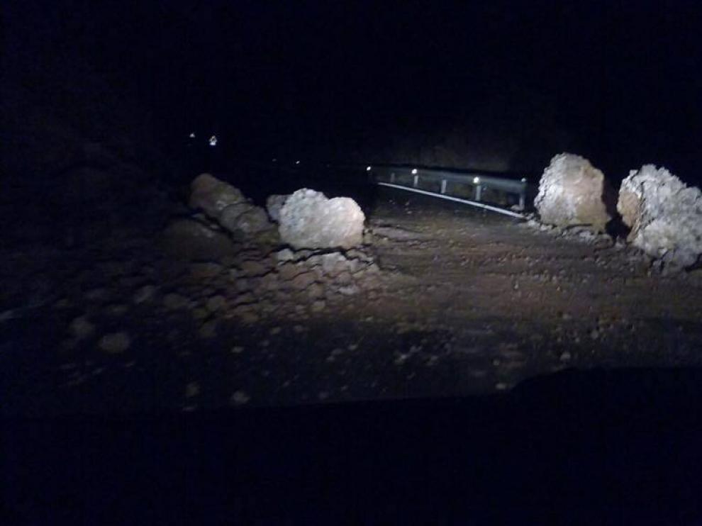 Las rocas sobre la carretera A-2609, el único acceso a las poblaciones del valle de Chistau.