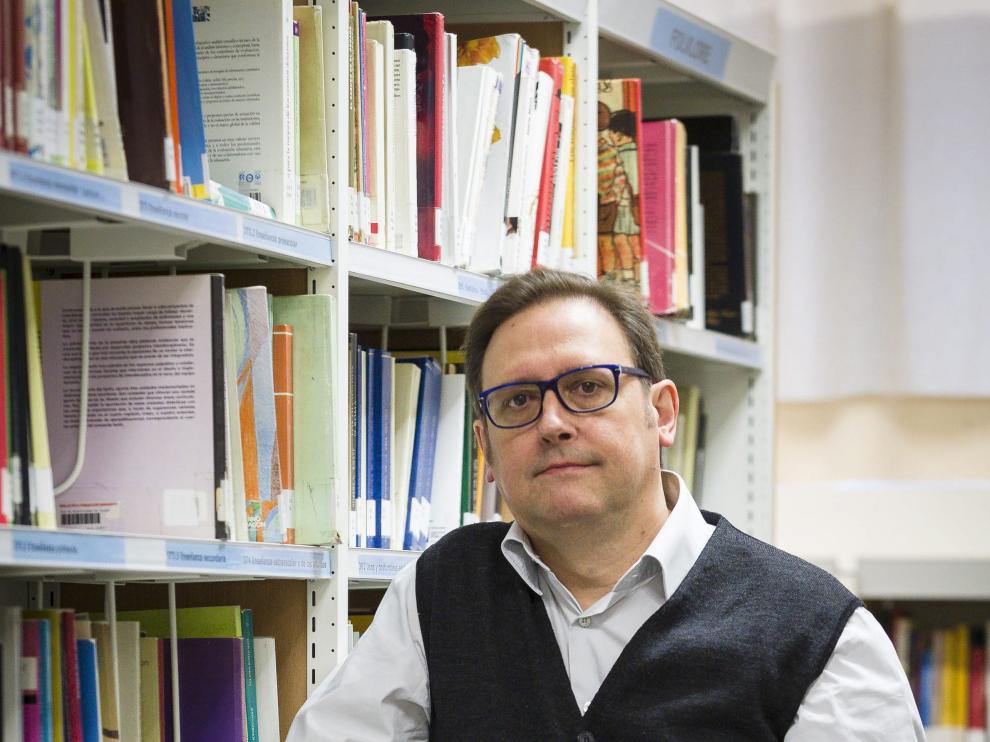 Antonio Juano, rodeado de libros.