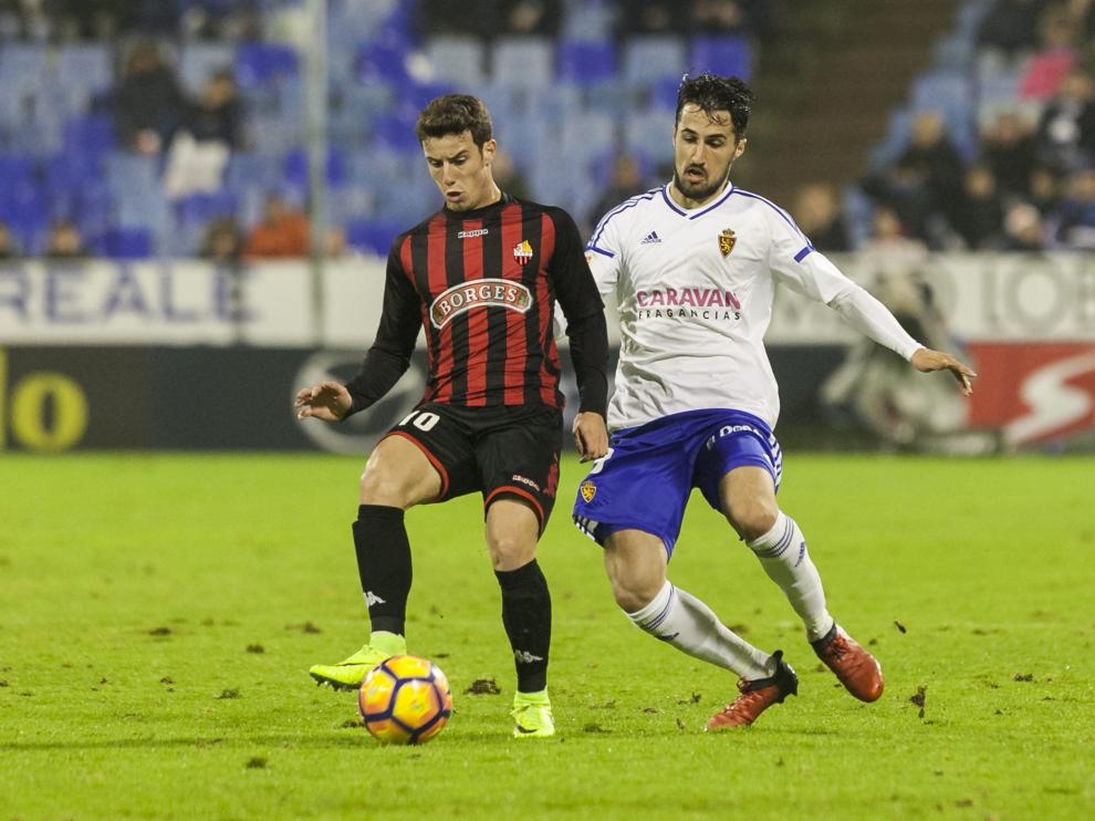 Jorge Casado busca robar la pelota a Ricardo Vaz, jugador del Reus, en el partido del sábado.