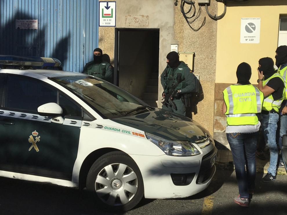 La Guardia Civil en la entrada de la vivienda del presunto yihadista en Vecindario.