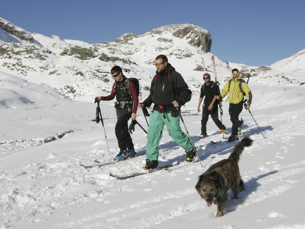 Un grupo de esquiadores en el sector del Portalet, ayer en Formigal.