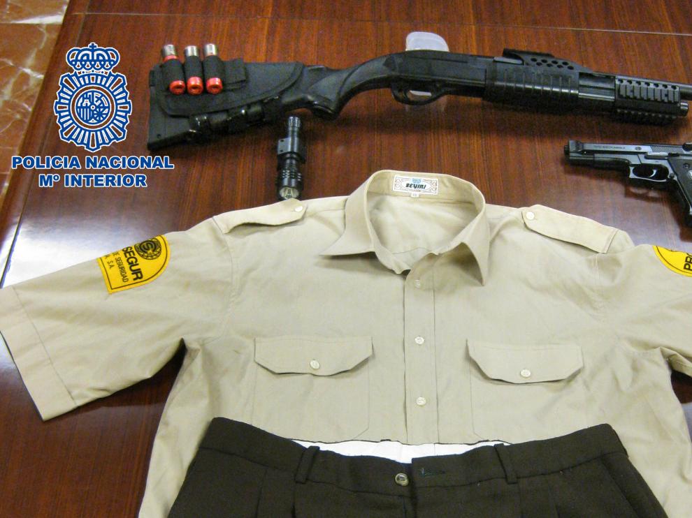 Uniforme y armas hallados en la vivienda del detenido