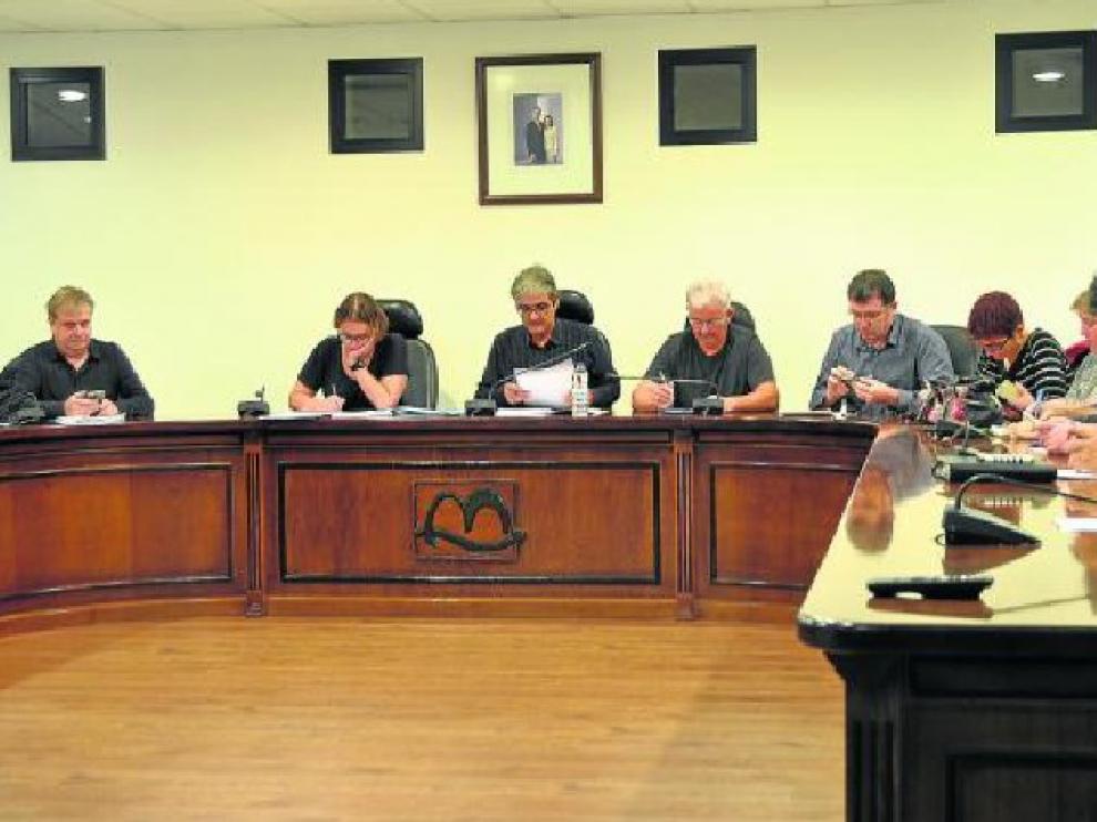 Pleno de la Comarca del Matarraña que aprobó abandonar la FAMCP con los votos de PSOE, PAR y CHA.