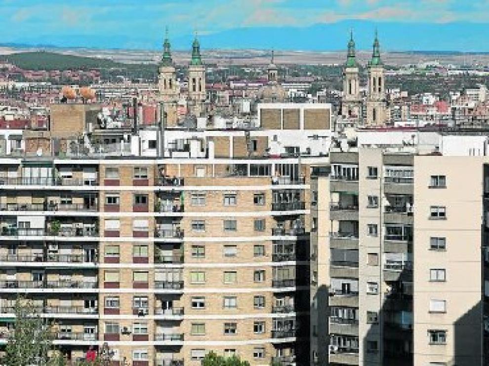 Vista de general de viviendas en Zaragoza capital, con las torres del Pilar al fondo.