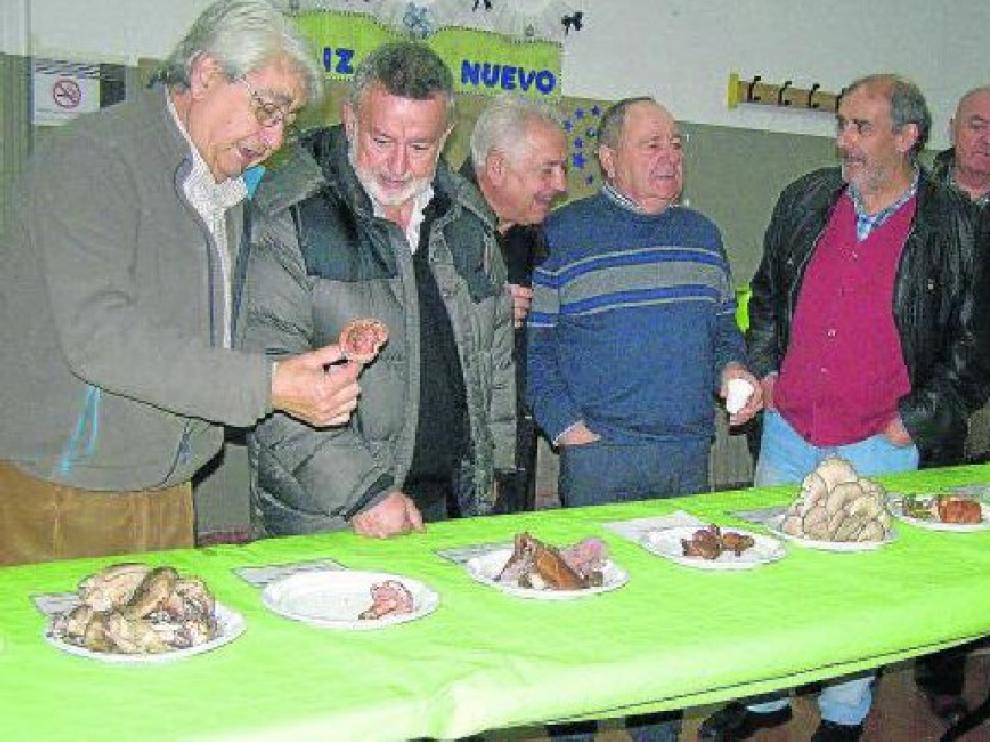 Un grupo de aficionados observaba ayer la exposición de setas recogidas en los últimos días.