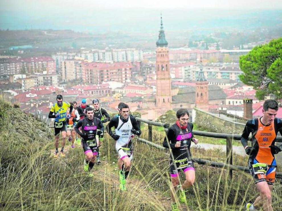 Subida de los corredores hacia el Castillo de Calatayud, en el primer segmento de la prueba.