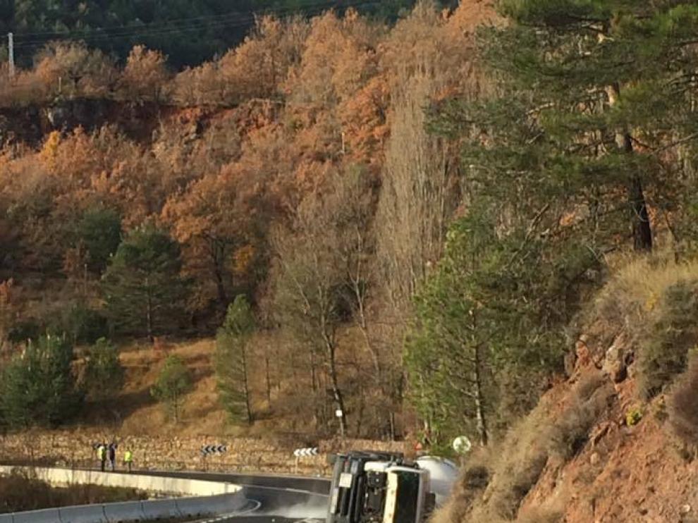Vuelca un camión con gas inflamable en Sopeira.