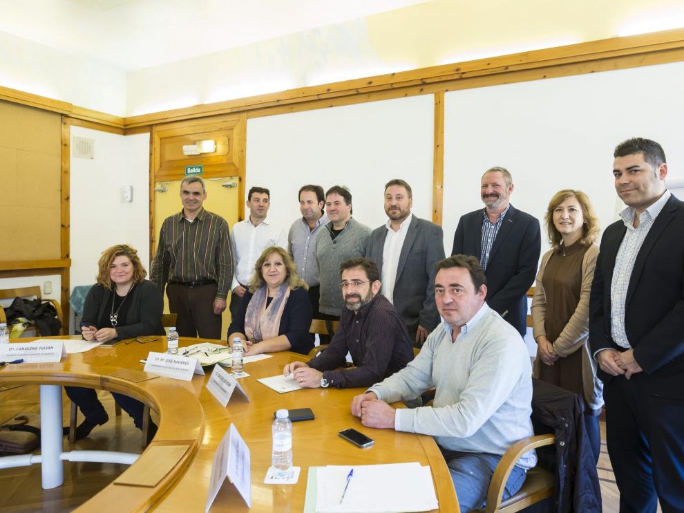 Los representantes de los 11 municipios aragoneses de la lista, con Soro ayer en el Pignatelli.